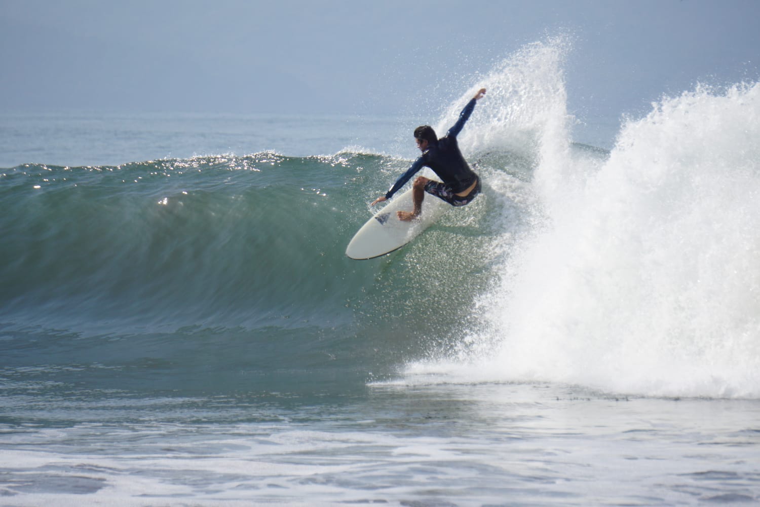Un surfista corriendo una ola en San Blas