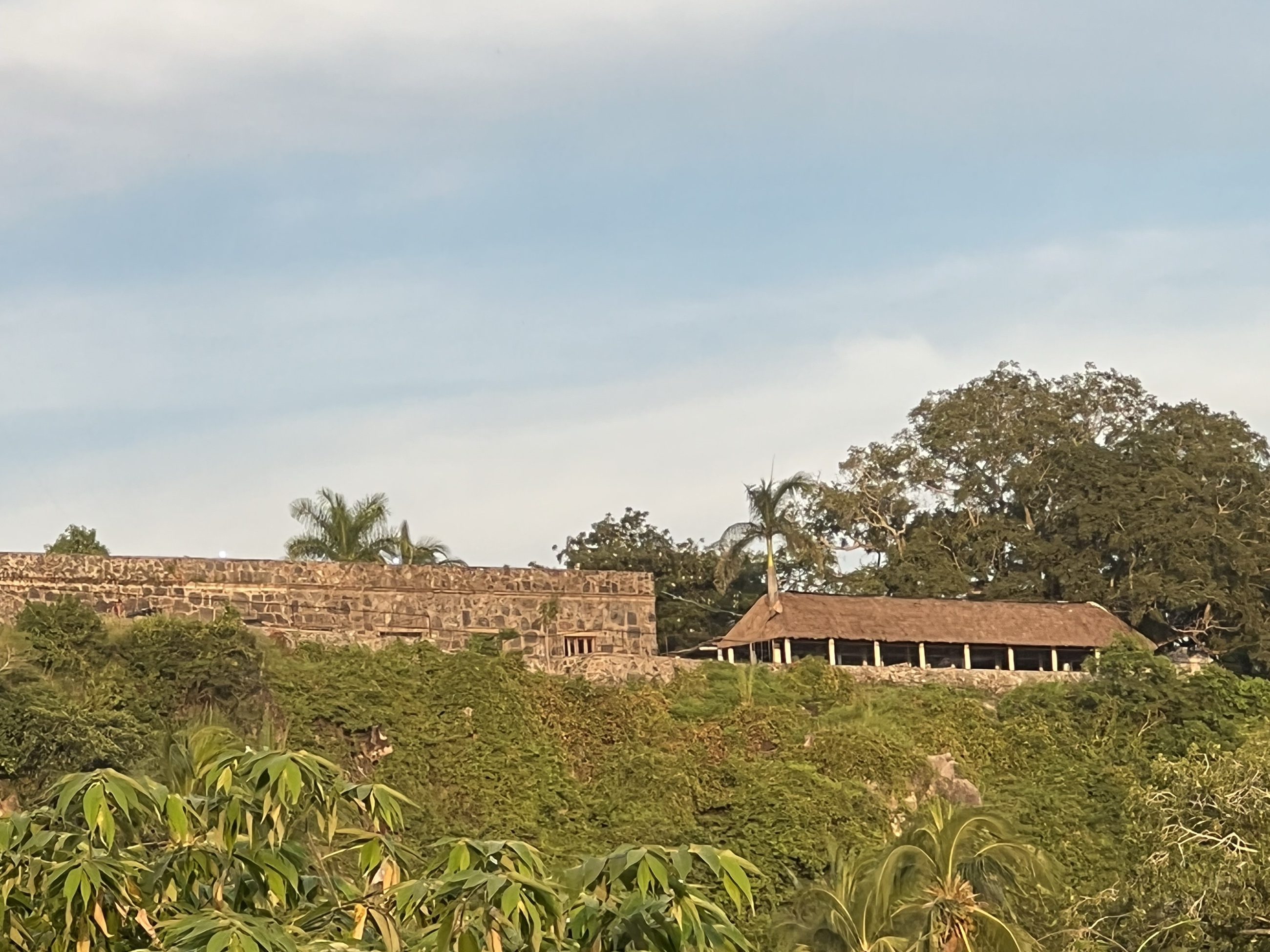 Murallas de piedra de un fortín sobre la selva verde