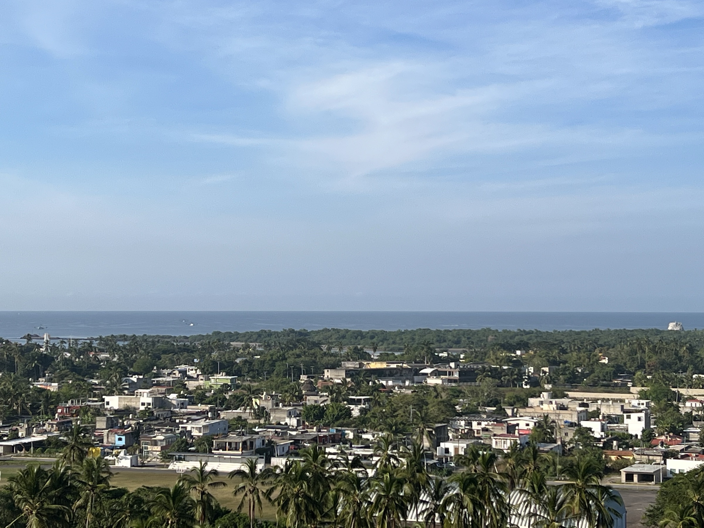 El pueblo de San Blas visto desde el cerro, con el mar al fondo